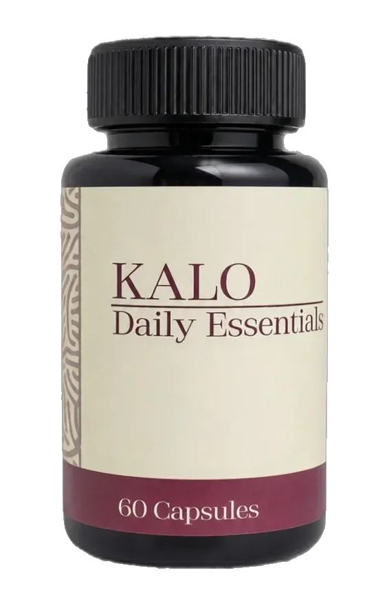 Frasco de KALO Daily Essentials sobre fondo crema